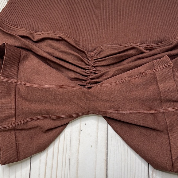 Doyoueven Scrunch Seamless Shorts - Chocolate Brown - M - Picture 7 of 10